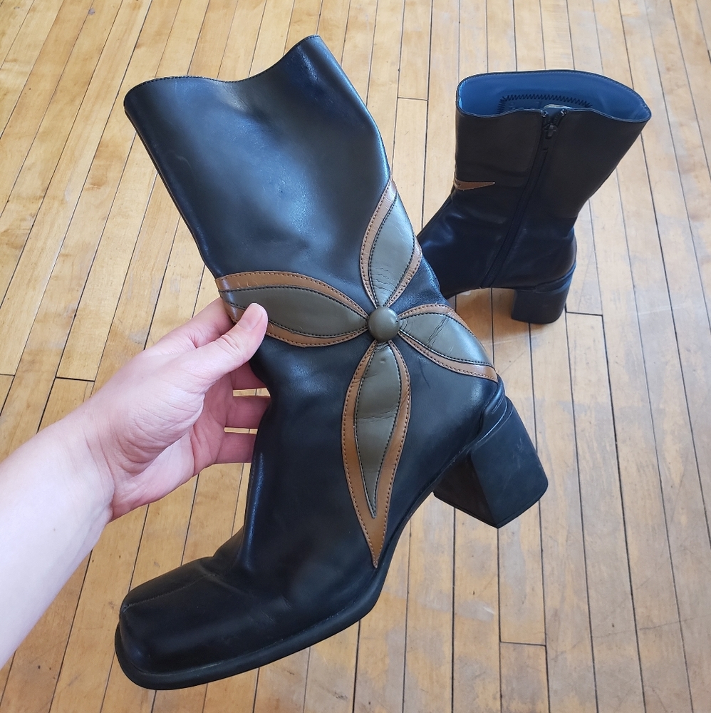 GOGO BOOTS with flower detail